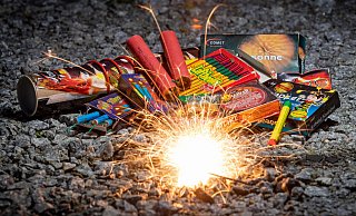 Kauf und Verkauf von Pyrotechnis ist zwar verboten, das Böllern an sich aber nicht. Polizei und Feuerwehr bitten die Paderborner dennoch, darauf zu verzichten. - picture alliance / Andreas Franke