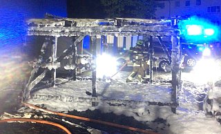 Der Unterstand für Mülltonen wurde komplett zerstört. Auch an vier Autos und einer Hausfassade in Sennelager entstanden Schäden. - Feuerwehr Paderborn