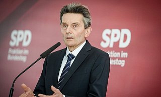«Die anstehenden Haushaltsberatungen gleichen einer Operation am offenen Herzen»: Rolf Mützenich. - Kay Nietfeld/dpa