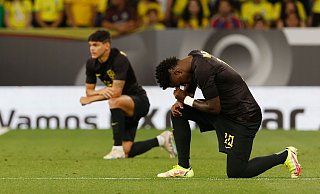 Der brasilianische Spieler Vinicius Junior (r) kniet vor dem Freundschaftspiel gegen Guinea. - Joan Monfort/AP