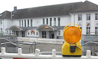 Die Bahnhofstreppe wir neu gestaltet, der Vorplatz ist weiträumig abgesperrt. - Ulf Hanke