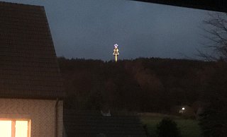 Von hoch oben vom Gipfel des Wiehen strahlt der Weihnachtsbaum mit Stern ins Tal hinab. Michael Bicker kann die Illumination direkt aus der Tür seines Wohnhauses betrachten. - Bicker