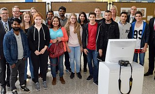 Ausstellungseröffnung in der Volksbank: Zu den am Projekt beteiligten Schülerinnen und Flüchtlingen gesellten sich Jan Tillmann, CDU-Bundestagsabgeordneter Christian Haase, Marianum-Schulleiter Frank Scholle sowie Birger Kriwet, Heiko Hansmann und Birgit Kasten (1., 3. und 5. v. r.). - Xenia Neumann