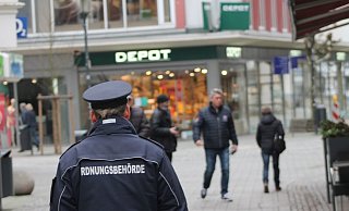 Das Ordnungsamt in Löhne will mehr Personal einstellen. Der Grund dafür liegt allerdings nicht in der Coronakrise. Unser Foto zeigt eine Streife des Ordnungsamts der Stadt Herford. - Jobst Lüdeking