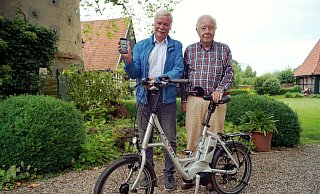 Alles auch digital erfahrbar: der Leiter des Steuerungsteams „Ellerburg-Aue-Radweg" Georg Droste, (l.) mit dem Vorsitzenden des Vereins „Herrenhäuser und Parks" Prof. Dr. Hans Werner Schürmann. - Michael Grundmeier