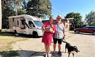 Gastgeberin Julia Rohmann mit Familienhund Paula freut sich auf zukünftige Begegnungen mit Gästen. Wolfram Huitink (68) aus Dortmund war erst kürzlich mit seinem Hund zu Besuch im Kreis Gütersloh. - Gabriele Grund