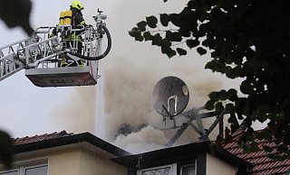 Dachstuhl in Flammen: Die Feuerwehr löschte von der Drehleiter aus. - Ulf Hanke