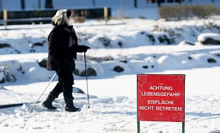 Die Eisschicht auf Seen ist oft dünn. - picture alliance/dpa