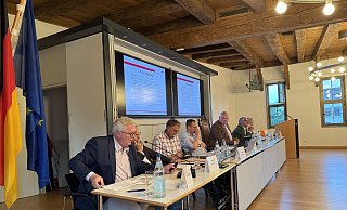 Bürgermeister Daniel Hartmann (fünfter, v.l.) kann nur noch müde lächeln. Der Haushalt der Stadt Höxter ist noch immer nicht verabschiedet worden.?Foto: Nicole Fischer - Nicole Fischer