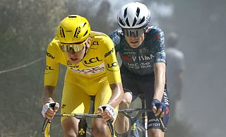 Kommt es wieder zum Duell zwischen Tadej Pogacar (l) gegen Jonas Vingegaard? - Pool Jan De Meuleneir/Belga/dpa