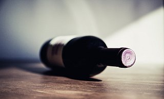 Zu einer Haftstrafen hat das Landgericht einen Bad Oeynhausener verurteilt. Er hatte jemanden mit einer Flasche verletzt. - Pixabay (Symbolbild)