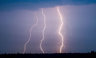 Schwere Gewitter drohen im Hochstift am Sonntagabend. - picture alliance / ZB