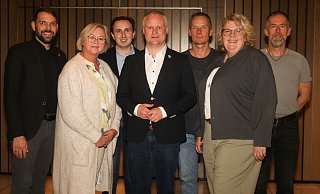 Einstimmiges Votum für Henning Vieker (Mitte): Fraktionschef Thomas Rogalske (von links), Marlies Schröder (Frauen-Union), Florian Hemann (Parteivorsitzender), Jaroslaw Grackiewicz (stellvertretender Fraktionsvorsitzender), Anja Kittel (stellvertretender Parteivorsitzender) und Meik Blase (stellvertrtender Fraktions- und Parteivorsitzender) gratulieren. - STEFAN POLLEX