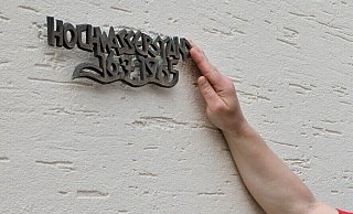 An einem Haus an der Delbrückstraße. - Simone Flörke