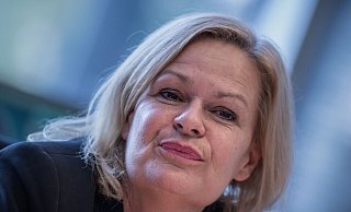 Laut Innenministerin Nancy Faeser (SPD) will die Bundesregierung den Weg für den strittigen Teil der EU-Asylreform ebnen. - Michael Kappeler/dpa