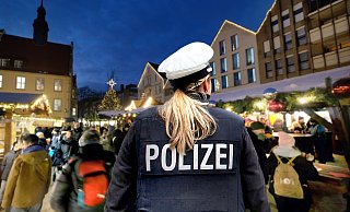 Das Treiben auf dem Gütersloher Weihnachtsmarkt auf dem Berliner Platz behält die Polizei genau im Blick. Die Beamten haben dabei auch die Möglichkeit, Personen nach Messer und anderen Waffen zu durchsuchen. - Andreas Frücht Das Treiben auf dem Gütersloher Weihnachtsmarkt auf dem Berliner Platz behält die Polizei genau im Blick. Die Beamten haben dabei auch die Möglichkeit, Personen nach Messer und anderen Waffen zu durchsuchen. - Andreas Frücht