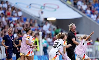 Jubel nach dem Schlusspfiff: Horst Hrubesch und seine Spielerinnen - Marcus Brandt/dpa