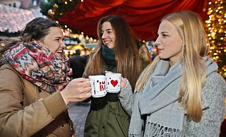 Sie wollen nur trinken, lachen, klönen: Julia Sperzel, Vanessa Czub und Annika Blase, v. l., trinken gerne aus der Bielefeld-Tasse, denken aber nicht darüber nach, sie einzustecken. Sie amüsiert eher, dass Leute die leeren, klebrigen Tassen mit nach Hause nehmen. - Sarah Jonek