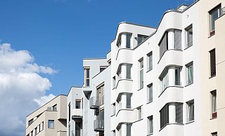 Sind der Kaufpreis des Gebäudes und des Grundstücks separat im Kaufvertrag ausgewiesen? Aus steuerlicher Sicht kann das sinnvoll sein. - Florian Schuh/dpa-tmn