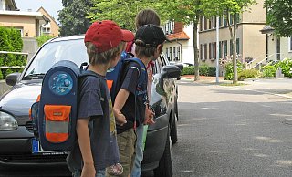 Schulanfänger: Die Polizei und die Verkehrswacht bittet seit Jahren darum, dass gerade an Grundschulen noch mehr Rücksicht genommen werden soll - es halten sich aber nur wenige daran. - Landesverkehrswacht NRW