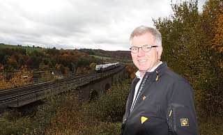 Hans Jürgen Wessels ist seit 1999 Bürgermeister der Gemeinde Altenbeken. Am 31. Oktober endet die lange Amtszeit des 64-Jährigen. Mittlerweile gehört der gebürtige Bielefelder fast schon zu Altenbeken wie das Viadukt. - Uwe Müller