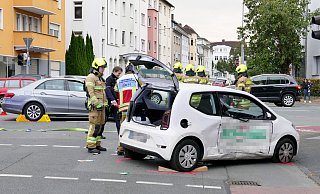 Beim Zusammenstoß zweier Autos auf der Neuhäuser Straße überschlug sich ein Pizza-Taxi und wurde schwer beschädigt. Dessen Fahrer wurde vom Rettungsdienst versorgt. - Ralph Meyer