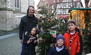 Daniel Werning (v. l.) und seine Kinder Noemi (5), Amelia (3) und Luca (8) präsentieren ihren Miet-Weihnachtsbaum „Egon“. - Regina Bruksch