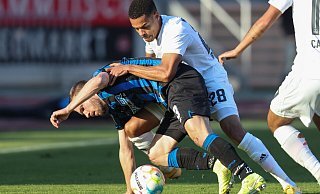 Der Nürnberger Jan Gyamerah kämpft mit Robert Leipertz (l.) vom SC Paderborn um den Ball.  - dpa