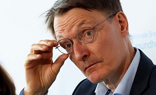 Bundesgesundheitsminister Karl Lauterbach schließt Leistungskürzungen aus: «Daher muss im nächsten Jahr der Beitragssatz steigen.» - Bernd Wüstneck/dpa