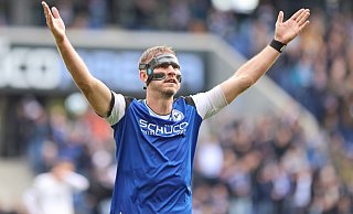 Kapitän Fabian Klos ließ sich nach seinem Tor von den Fans feiern. - Oliver Krato