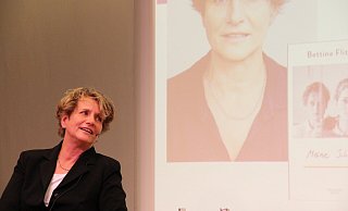 Bettina Flitner auf der Couch in der Stadtbibliothek. - Maria Frickenstein