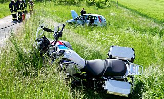Der Motorradfahrer und der Ford wurden die Böschung herabgeschleudert. - Ralph Meyer