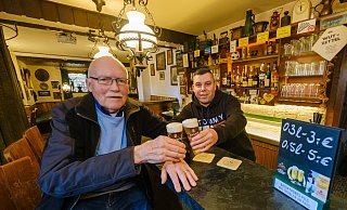Norbert Budewig stößt mit seinem Nachfolger Günter Cero an: „Ein Hoch auf die nächsten 45 Jahre.“ - Andreas Zobe