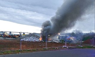 Eine dunkle Rauchsäule stieg am Sonntagmorgen von der Baustelle an der "Roten Mühle" auf. - Polizei Minden-Lübbecke
