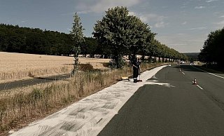 Lange Einsatzstelle: Die Feuerwehr säubert die Bundesstraße 64/83 bei Nachtigall. - Feuerwehr Höxter