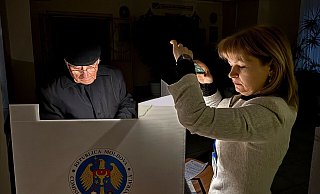 In der völlig verarmten Ex-Sowjetrepublik Moldau stimmen die Menschen bei einer Präsidentenwahl und einem EU-Referendum über die Zukunft des Landes ab. - Nicolae Dumitrache/AP