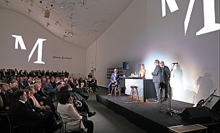 Nicht von der großen Bühne herab sondern an der Bar mittendrin plauderten Bürgermeister Tim Kähler, Marta-Förderer Dirk-Walter Frommholz, Musikerin Bernadette La Hengst und Museumschef Roland Nachtigäller. - Frank-Michael Kiel-Steinkamp