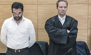 Hüseyin A. (l.) mit seinem Strafverteidiger Tobias Diedrich muss sich vor dem Bielefelder Landgericht wegen des Mordes an Besar Nimani verantworten. - Jörg Dieckmann