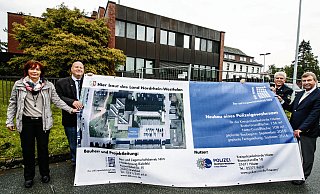 Baustellenbanner: Beate Meulenkamp, Objektmanagerin des BLB in Bielefeld (v. l.), Niederlassungsleiter Heinrich Micus, Jürgen Koch als Abteilungsleiter Polizei und Landrat Friedhelm Spieker am Baustellenzaun vor dem Gebäude der Kreispolizeibehörde in Höxter. - Simone Flörke