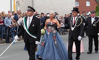 Der festliche Umzug durchs Dorf war der Höhepunkt des Rolfzer Schützenfestes. - Josef Köhne