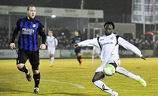 Arminias Eric Agyemang zieht ab und trifft in der 25. Minute zum 2:0. Wiedenbrücks Abwehrspieler Benjamin Halstenberg kann nicht mehr eingreifen. - FOTO: CHRISTIAN WEISCHE