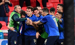 Die Italiener um Torschütze Federico Chiesa (M.) gewannen gegen Österreich nach Verlängerung. - Ben Stansall/Pool AFP/AP/dpa