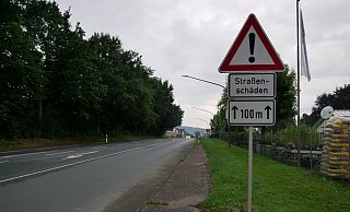 Die Löhner Straße in Hüllhorst wird ab August saniert. Für den ersten Bauabschnitt vom Kreisverkehr in Hüllhorst bis zur Einmündung Am Ilex wird eine Vollsperrung eingerichtet. - Sonja Vollmer Die Löhner Straße in Hüllhorst wird ab August saniert. Für den ersten Bauabschnitt vom Kreisverkehr in Hüllhorst bis zur Einmündung Am Ilex wird eine Vollsperrung eingerichtet. - Sonja Vollmer