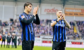 Die beiden SCP-Torschützen Maximilian Rohr (l.) und Felix Platte zollen ihren Fans nach dem Heimsieg gegen Rostock Beifall. - Besim Mazhiqi