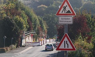 Die Stützmauer an der Ortsdurchfahrt Bödexen soll eigentlich in diesem Jahr wieder in Stand gesetzt werden. - Simone Flörke