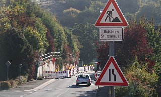 Sanierungsbedürftig: Die Stützmauer an der Ortsdurchfahrt Bödexen soll eigentlich in diesem Jahr wieder in Stand gesetzt werden. - Simone Flörke