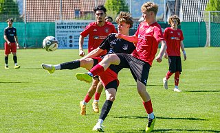 Theesens Matheo Burusic (schwarzes Trikot) spitzelt seinem Brakeler Gegenspieler beim 4:4 den Ball vom Fuß. - Andreas Zobe