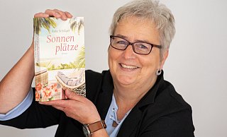 Die Bielefelder Autorin Anke Schläger freut sich über den Erfolg ihres dritten Romans. Der hat es bis auf eine Bestsellerliste geschafft. Im Herbst ist eine Lesung bei Thalia geplant. - Oliver Krato