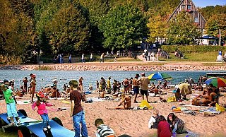 Wenn die Wasserqualität des Obersees in den kommenden Jahren besser wird - und sich Politik für einen Badestrand am See entscheidet, könnte diese Vision Realität werden. Hier wurde der Strand vor die Spielplätze im Südwesten montiert. - FOTOMONTAGE: ANDREAS FRÜCHT