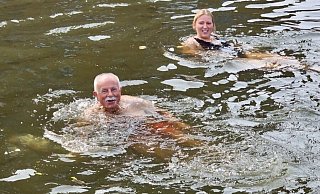 Willkommene Abkühlung: Ex-Bürgermeister Klaus Besser und seine Nachfolgerin Sarah Süß nahmen ein Bad im Singel. So heißt der Kanal, der Woerdens Innenstadt umgibt. - Sarah Süß